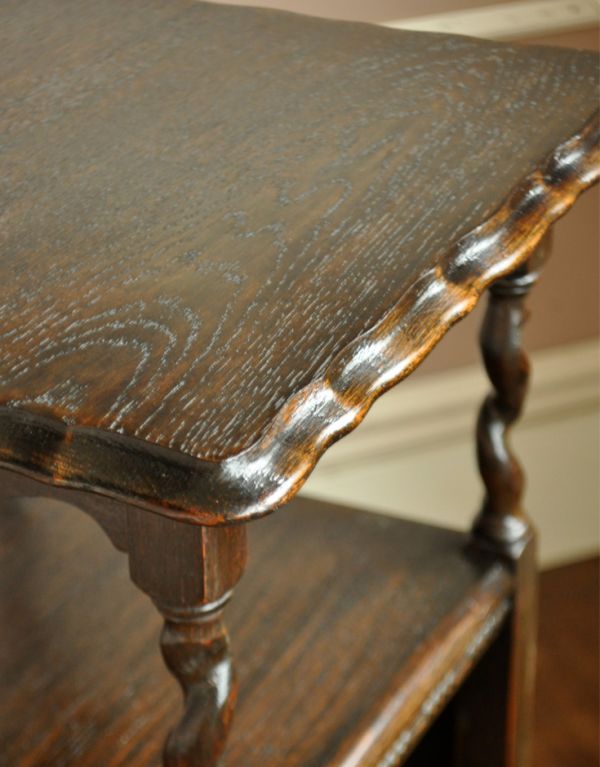 アンティーク家具 英国のアンティーク家具、収納付きのオケージョナルテーブル。大人っぽいカラーで落ち着きがあります。(q-452-f)