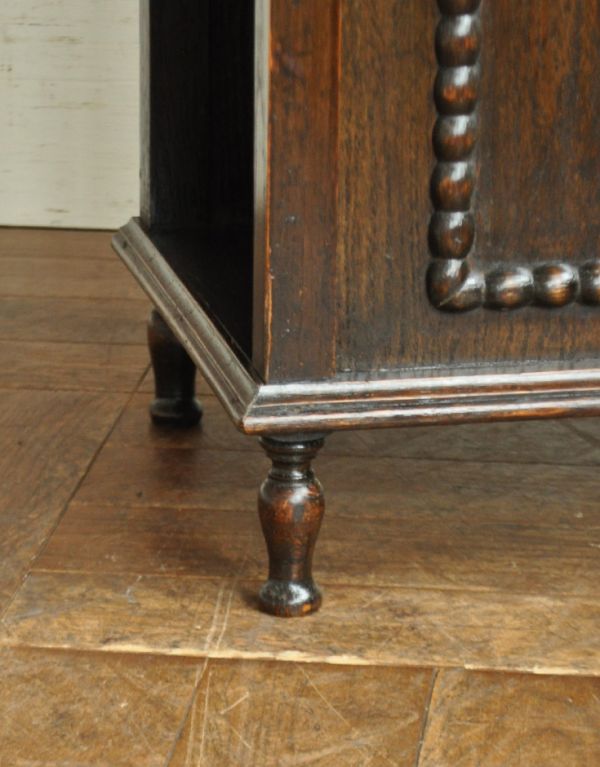 アンティーク家具 英国のアンティーク家具、収納付きのオケージョナルテーブル。丁寧に施された彫り。(q-452-f)