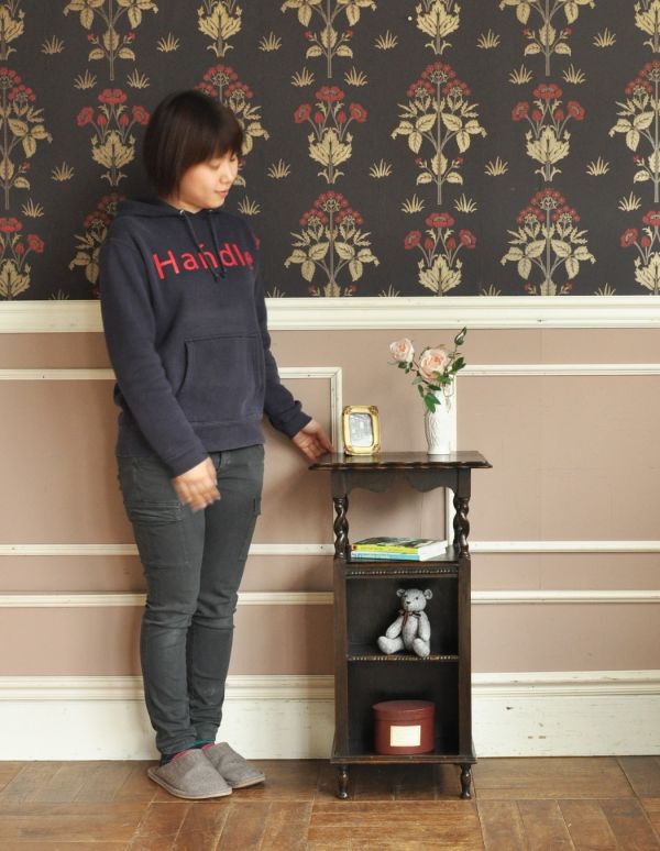 アンティーク家具 英国のアンティーク家具、収納付きのオケージョナルテーブル。ベッドやソファの横など、どこにでもちょこんと置けるコンパクトサイズで便利です。(q-452-f)