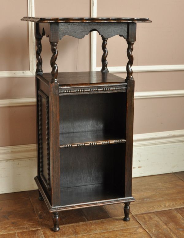 アンティーク家具 英国のアンティーク家具、収納付きのオケージョナルテーブル。棚になっているので、小物が置けます。(q-452-f)