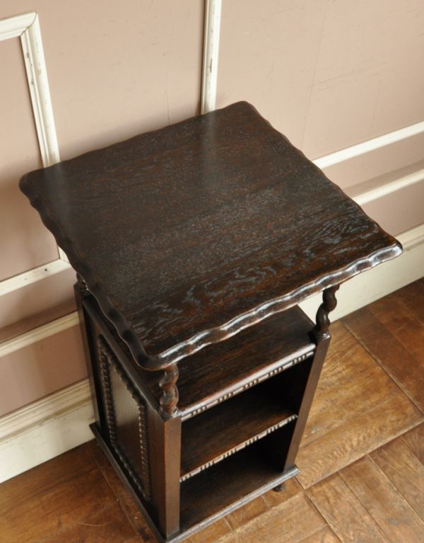 アンティーク家具 英国のアンティーク家具、収納付きのオケージョナルテーブル。天板もキレイに仕上げてあるので、ご安心ください。(q-452-f)