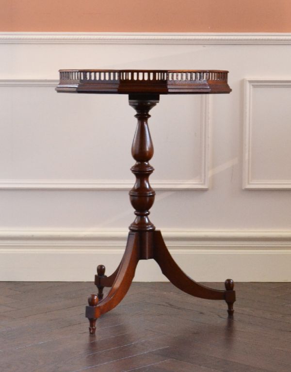 ロイドテーブル　アンティーク家具　マホガニー材のアンティーク英国家具、小さなワインテーブル。高級感のある彫りのデザインと脚先の優雅なカーブが自慢のテーブルです。(q-453-f)