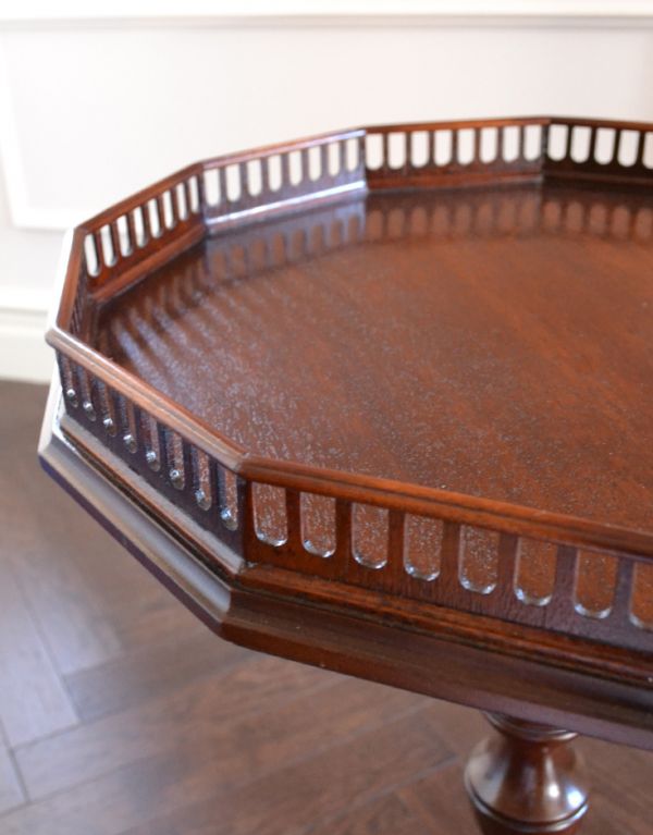 ロイドテーブル　アンティーク家具　マホガニー材のアンティーク英国家具、小さなワインテーブル。天板の縁取りがとてもおしゃれ！海外ならではのデザイン性です。(q-453-f)