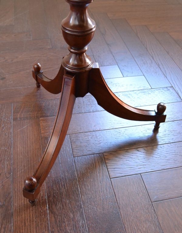 ロイドテーブル　アンティーク家具　マホガニー材のアンティーク英国家具、小さなワインテーブル。カーブが美しい三本脚でしっかりテーブルを支えます。(q-453-f)