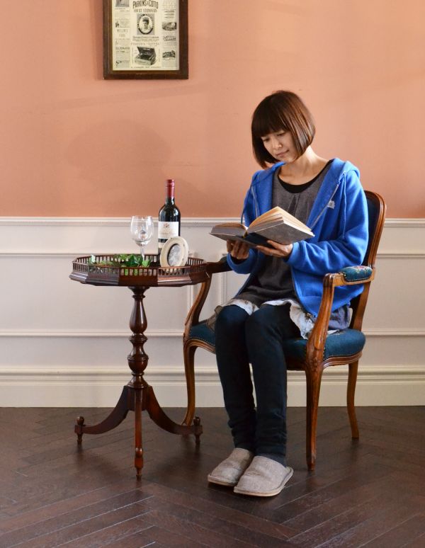 ロイドテーブル　アンティーク家具　マホガニー材のアンティーク英国家具、小さなワインテーブル。玄関で花器を飾ったり、ソファの前に持ってくれば、ちょうどいいサイドテーブルに。(q-453-f)