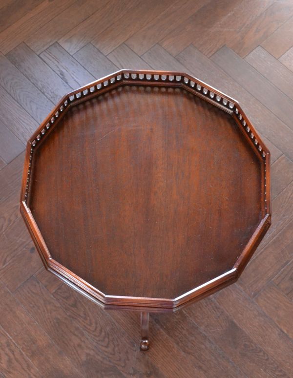 ロイドテーブル　アンティーク家具　マホガニー材のアンティーク英国家具、小さなワインテーブル。縁のデザインが美しい天板です。(q-453-f)
