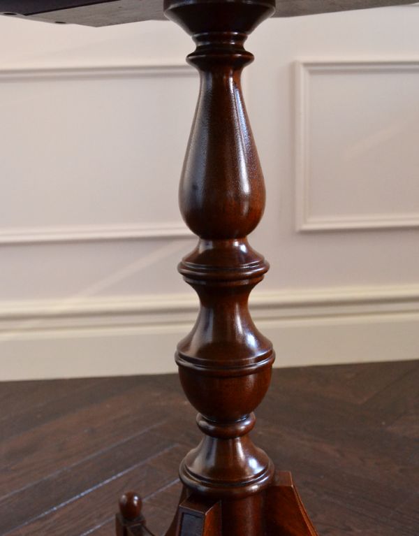 ロイドテーブル　アンティーク家具　マホガニー材のアンティーク英国家具、小さなワインテーブル。１つ１つキレイな装飾には、思わずうっとりしてしまいます。(q-453-f)