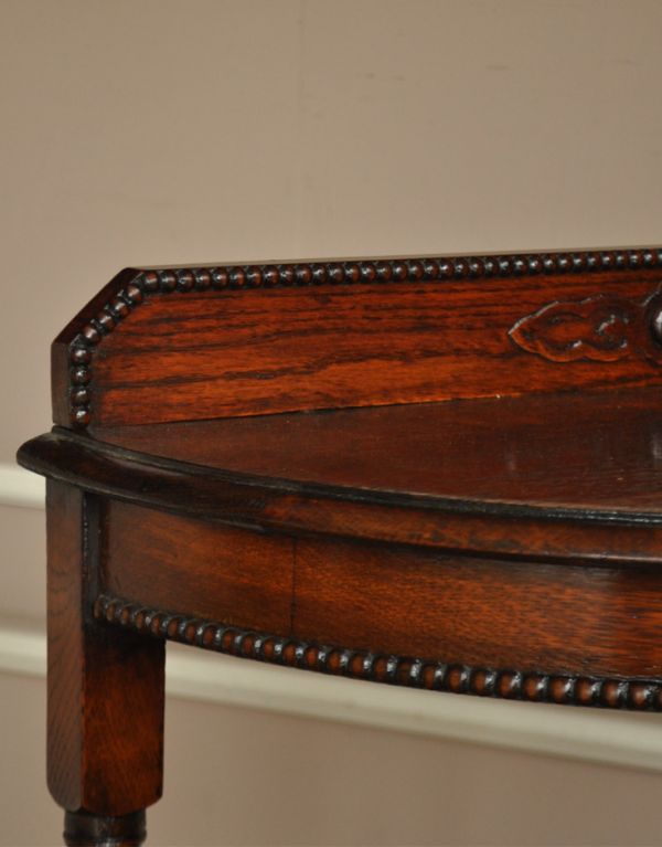 ロイドテーブル　アンティーク家具　オーク材を使ったアンティーク英国家具、半月型のコンソールテーブル。幕板にも彫で装飾が施されています。(q-455-f)