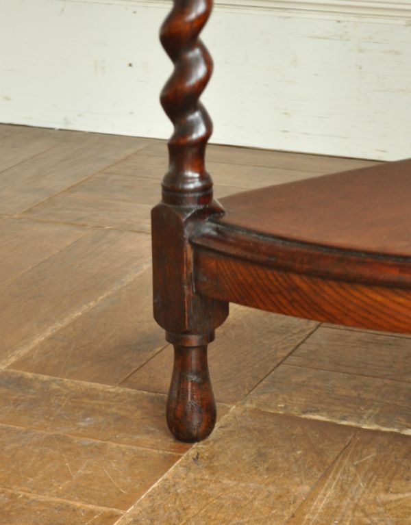 ロイドテーブル　アンティーク家具　オーク材を使ったアンティーク英国家具、半月型のコンソールテーブル。丸い足先が可愛らしいです。(q-455-f)