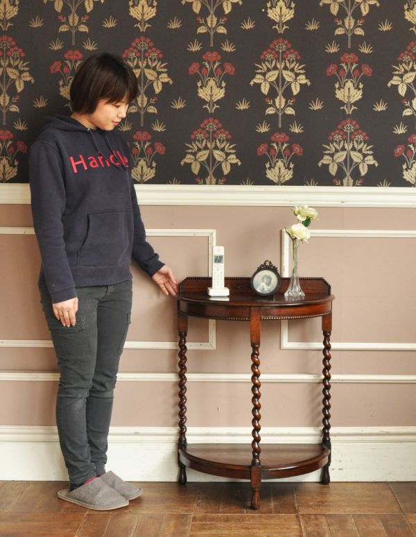 ロイドテーブル　アンティーク家具　オーク材を使ったアンティーク英国家具、半月型のコンソールテーブル。そっと壁に付けて置くだけで、オシャレな雰囲気に。(q-455-f)