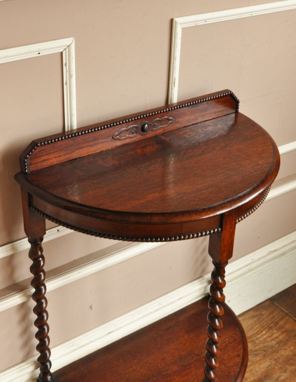 ロイドテーブル　アンティーク家具　オーク材を使ったアンティーク英国家具、半月型のコンソールテーブル。美しい半円形の天板です。(q-455-f)