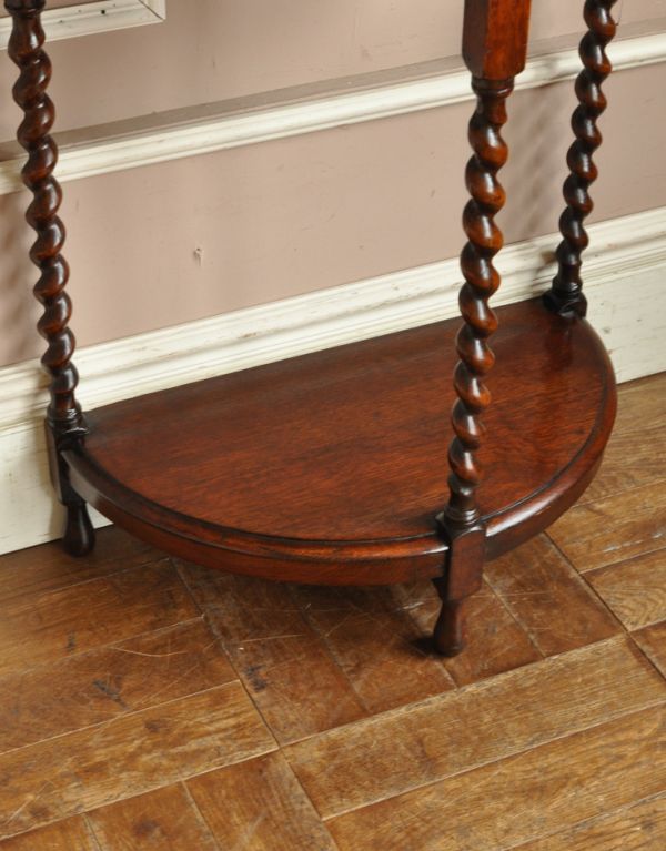 ロイドテーブル　アンティーク家具　オーク材を使ったアンティーク英国家具、半月型のコンソールテーブル。脚元にも物が置いておけるのでとっても便利ですよ。(q-455-f)