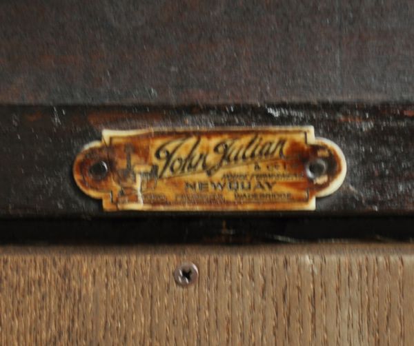 ロイドテーブル　アンティーク家具　オーク材を使ったアンティーク英国家具、半月型のコンソールテーブル。家具メーカーのものと思われるタグが残っていました。(q-455-f)