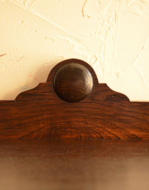 ロイドルームボックス　アンティーク家具　英国らしいデザインのアンティーク家具、木製のステッキスタンド（傘立て）。アンティークらしい装飾です。(q-456-f)