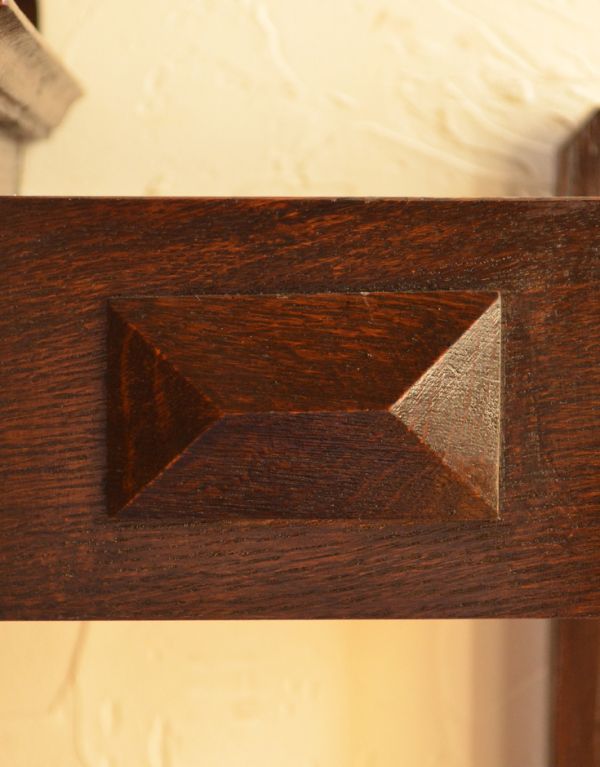 ロイドルームボックス　アンティーク家具　英国らしいデザインのアンティーク家具、木製のステッキスタンド（傘立て）。ダイヤのようなカッティングです。(q-456-f)