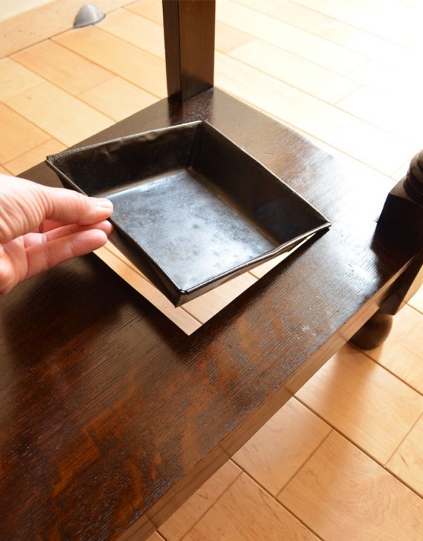 ロイドルームボックス　アンティーク家具　英国らしいデザインのアンティーク家具、木製のステッキスタンド（傘立て）。雨水を受けるところが付いています。(q-456-f)