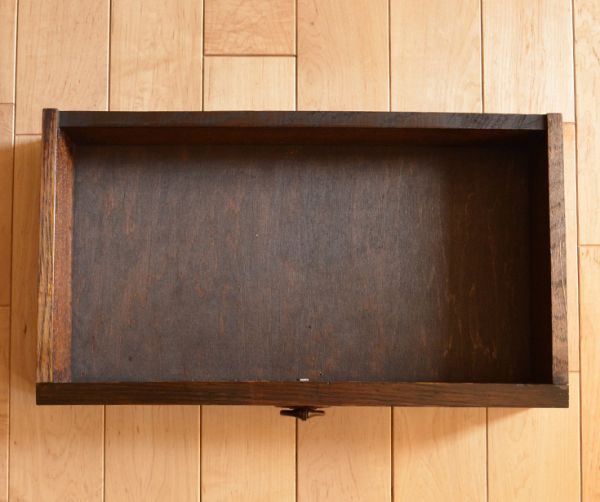 ロイドルームボックス　アンティーク家具　英国らしいデザインのアンティーク家具、木製のステッキスタンド（傘立て）。引き出しの内側もキレイな状態なので何でも入れられます。(q-456-f)