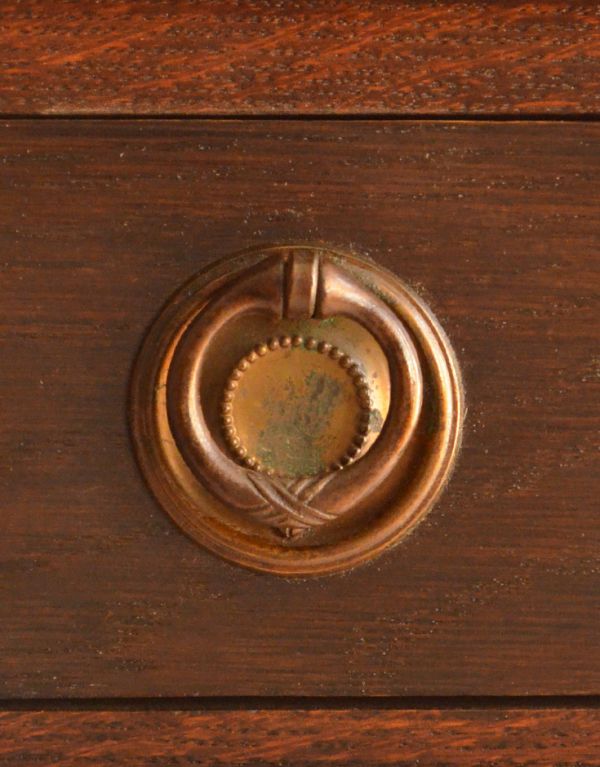 ロイドルームボックス　アンティーク家具　英国らしいデザインのアンティーク家具、木製のステッキスタンド（傘立て）。引き出しの取っ手がかなりオシャレ！リングタイプなので握りやすいですよ。(q-456-f)