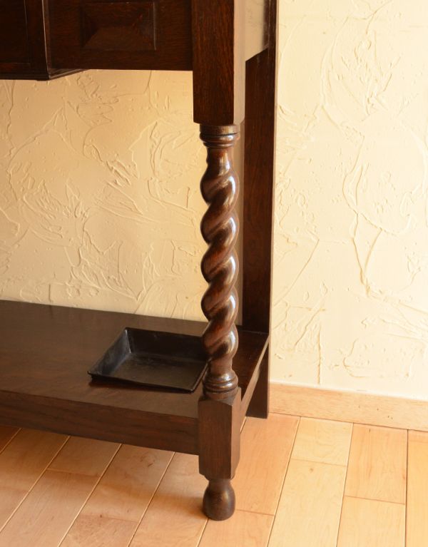 ロイドルームボックス　アンティーク家具　英国らしいデザインのアンティーク家具、木製のステッキスタンド（傘立て）。小さな脚があります。(q-456-f)