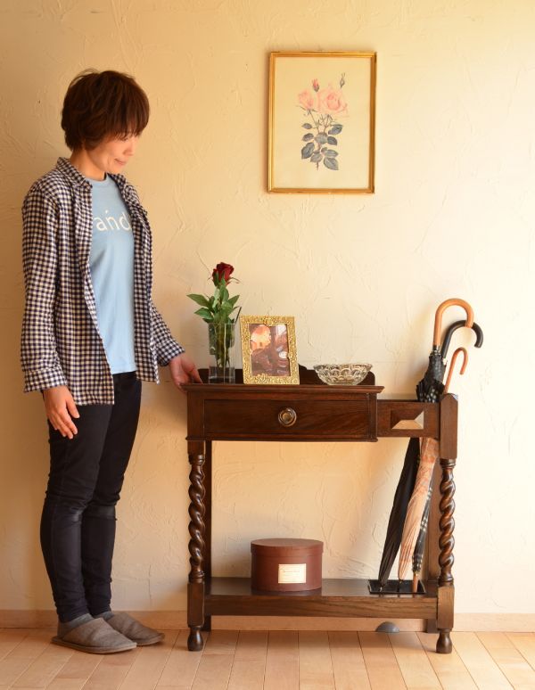 ロイドルームボックス　アンティーク家具　英国らしいデザインのアンティーク家具、木製のステッキスタンド（傘立て）。インテリアとして絵になるステッキスタンドは、傘立てに。(q-456-f)