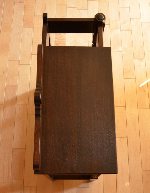 ロイドルームボックス　アンティーク家具　英国らしいデザインのアンティーク家具、木製のステッキスタンド（傘立て）。本来ステッキスタンドだった場所は傘立てにピッタリ。(q-456-f)