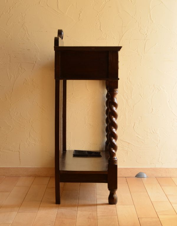 ロイドルームボックス　アンティーク家具　英国らしいデザインのアンティーク家具、木製のステッキスタンド（傘立て）。スッキリしていて飽きがこないデザインです。(q-456-f)