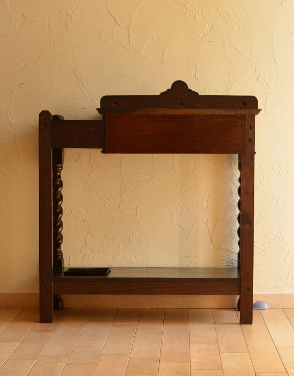 ロイドルームボックス　アンティーク家具　英国らしいデザインのアンティーク家具、木製のステッキスタンド（傘立て）。専門の職人によってお直ししていますが、アンティークは新品ではありません。(q-456-f)