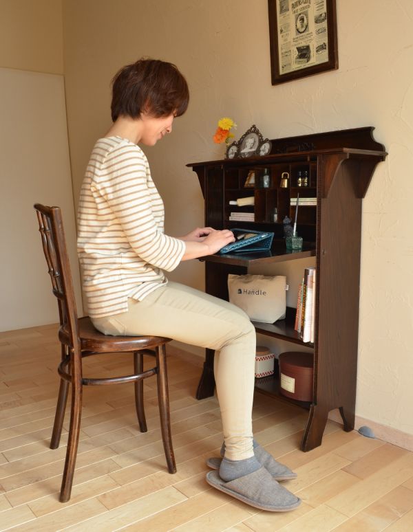 アンティーク家具 おしゃれなアンティーク英国家具、小ぶりなスチューデントビューロー。飾り棚とパソコンスペース、両方欲しい方にオススメなのが、このブックケースビューロー!(モデルの身長は163cmです)【 全体 】幅83.5×奥行25×高さ112.5cm。(q-457-f)