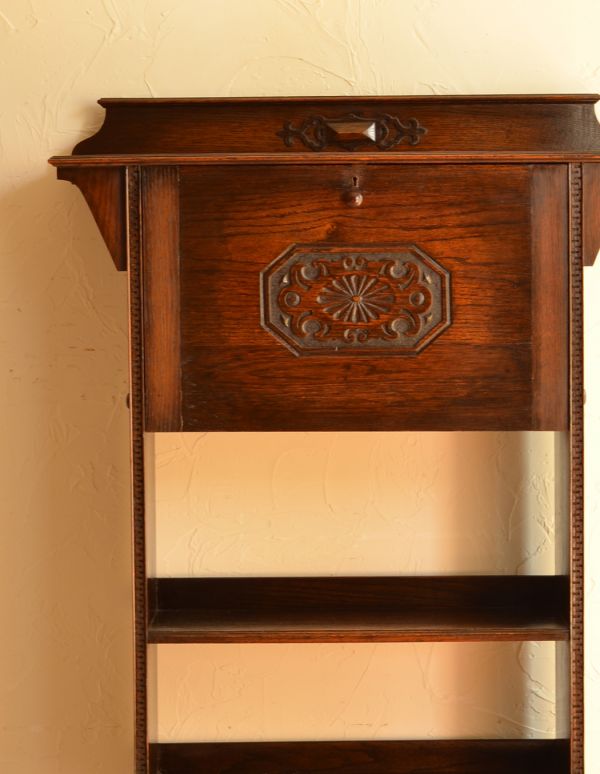 アンティーク家具 おしゃれなアンティーク英国家具、小ぶりなスチューデントビューロー。外国製のビューローは装飾があちこちにあるので、絵になるアイテム。(q-457-f)