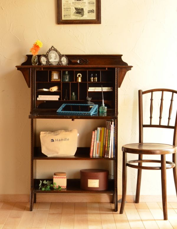 アンティーク家具 おしゃれなアンティーク英国家具、小ぶりなスチューデントビューロー。見せたい雑貨や食器をオープン棚に飾って、見せたくないものは扉の中に収納。(q-457-f)