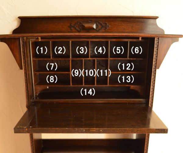 アンティーク家具 おしゃれなアンティーク英国家具、小ぶりなスチューデントビューロー。ビューローの中にも収納スペースが。(q-457-f)