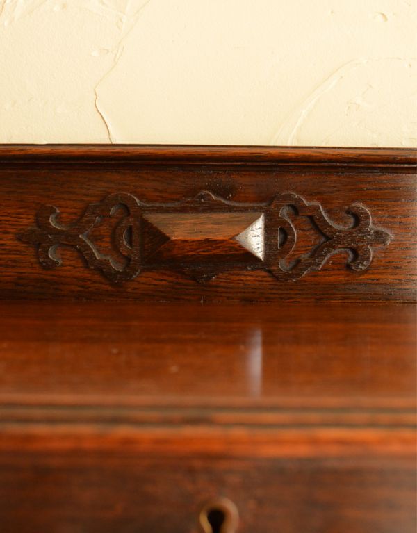 アンティーク家具 おしゃれなアンティーク英国家具、小ぶりなスチューデントビューロー。トップには凹凸のある装飾が施されています。(q-457-f)