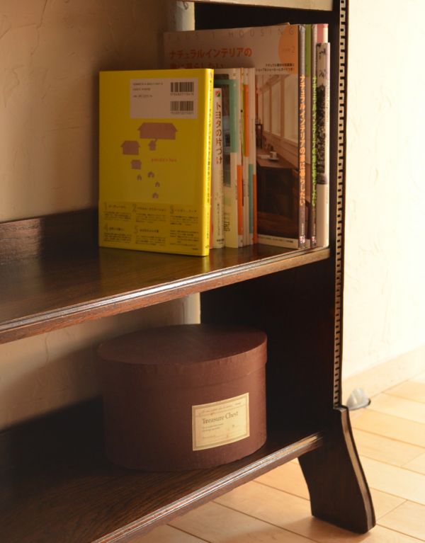 アンティーク家具 おしゃれなアンティーク英国家具、小ぶりなスチューデントビューロー。ビューロー下は、オープン棚になっています。(q-457-f)