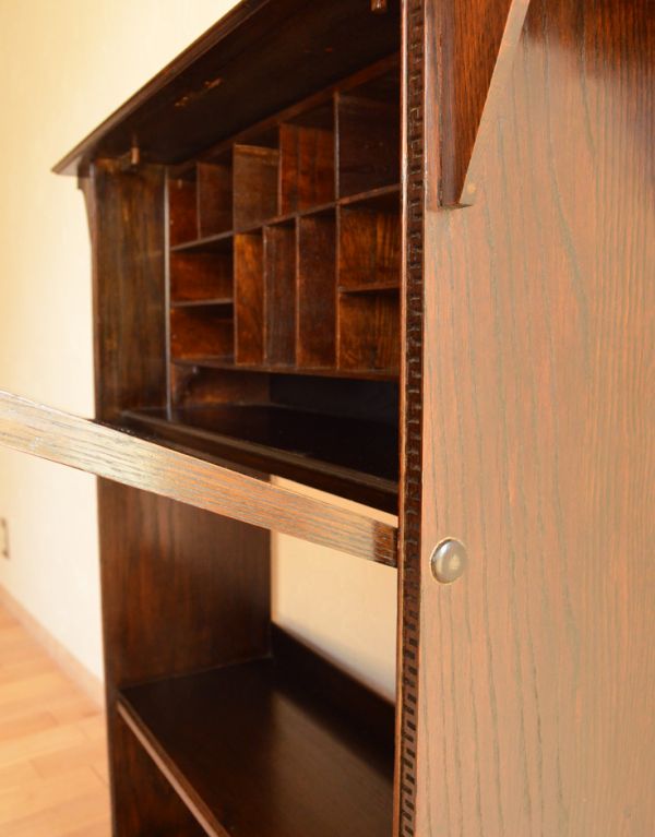 アンティーク家具 おしゃれなアンティーク英国家具、小ぶりなスチューデントビューロー。ビューローは支えでしっかり固定されるので、安心してお使いいただけます。(q-457-f)