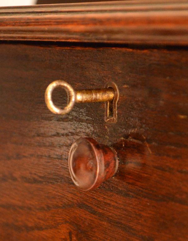 アンティーク家具 おしゃれなアンティーク英国家具、小ぶりなスチューデントビューロー。ビューローの開閉には木製の取っ手を使います。(q-457-f)
