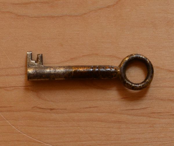 アンティーク家具 おしゃれなアンティーク英国家具、小ぶりなスチューデントビューロー。アンティークの鍵です。(q-457-f)