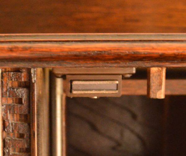 アンティーク家具 おしゃれなアンティーク英国家具、小ぶりなスチューデントビューロー。扉にはマグネットが付いています。(q-457-f)