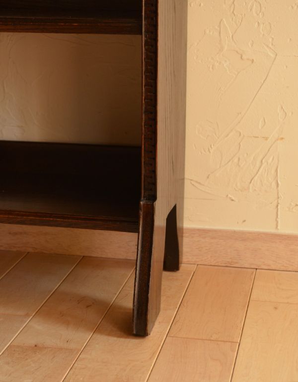 アンティーク家具 おしゃれなアンティーク英国家具、小ぶりなスチューデントビューロー。メンテナンスされた脚がしっかり支えてくれます。(q-457-f)