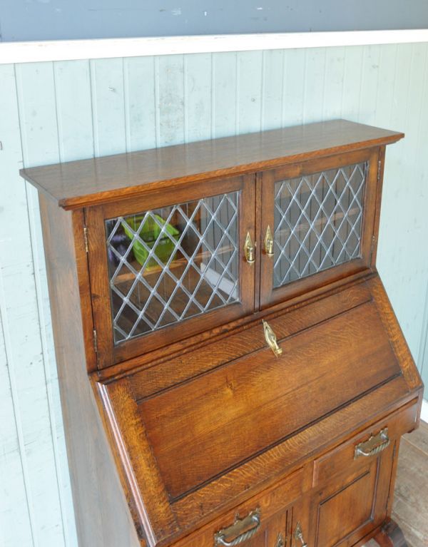 アンティーク家具 英国デザインのガラス扉付きアンティーク家具、ビューローブックケース。天板もピカピカにお直ししました。(q-459-f)