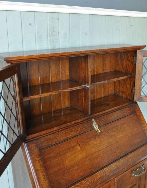 アンティーク家具 英国デザインのガラス扉付きアンティーク家具、ビューローブックケース。ガラスケースの中もキレイにお直ししてあります。(q-459-f)