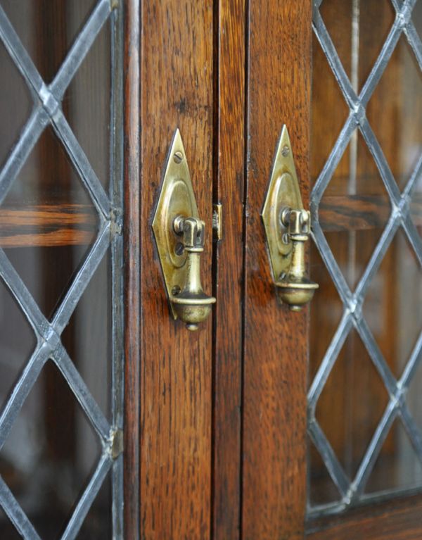 アンティーク家具 英国デザインのガラス扉付きアンティーク家具、ビューローブックケース。ガラスケースの取っ手です。(q-459-f)