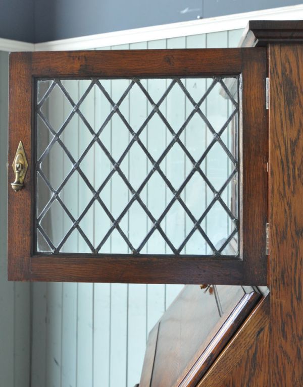 アンティーク家具 英国デザインのガラス扉付きアンティーク家具、ビューローブックケース。ダイヤ模様のケイムがクラシカルでオシャレな扉です。(q-459-f)