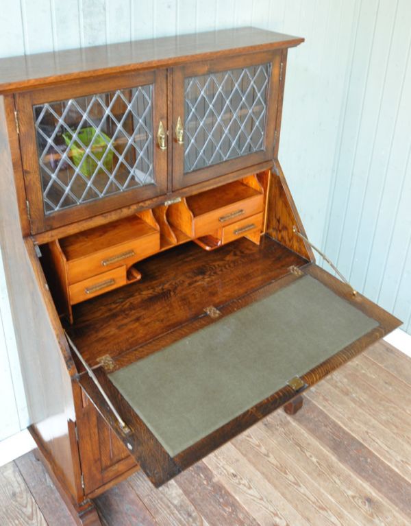 アンティーク家具 英国デザインのガラス扉付きアンティーク家具、ビューローブックケース。広い天板は作業がしやすくて重宝しますよ!きちんとお直ししているので、天板もキレイな状態です。(q-459-f)