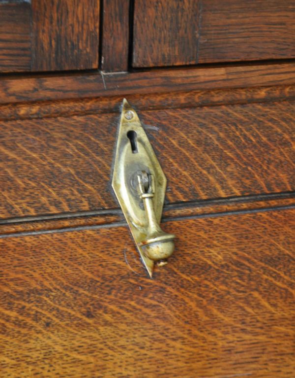 アンティーク家具 英国デザインのガラス扉付きアンティーク家具、ビューローブックケース。ビューローの取っ手です。(q-459-f)