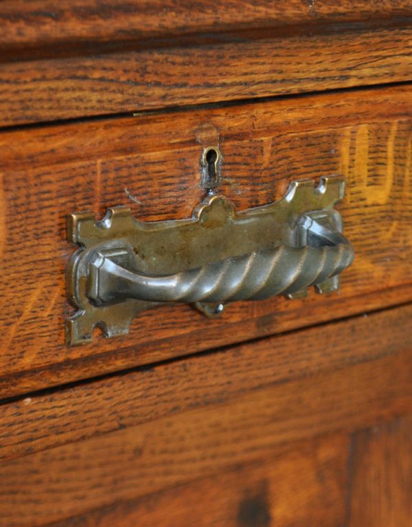 アンティーク家具 英国デザインのガラス扉付きアンティーク家具、ビューローブックケース。引き出しの取っ手です。(q-459-f)