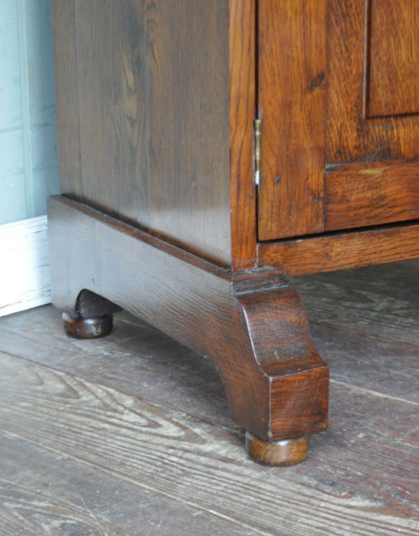 アンティーク家具 英国デザインのガラス扉付きアンティーク家具、ビューローブックケース。安定感のある脚がしっかり支えます。(q-459-f)