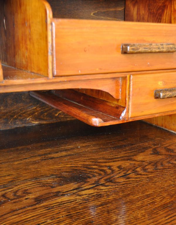 アンティーク家具 英国デザインのガラス扉付きアンティーク家具、ビューローブックケース。ビューロー内部のペン置きです。(q-459-f)