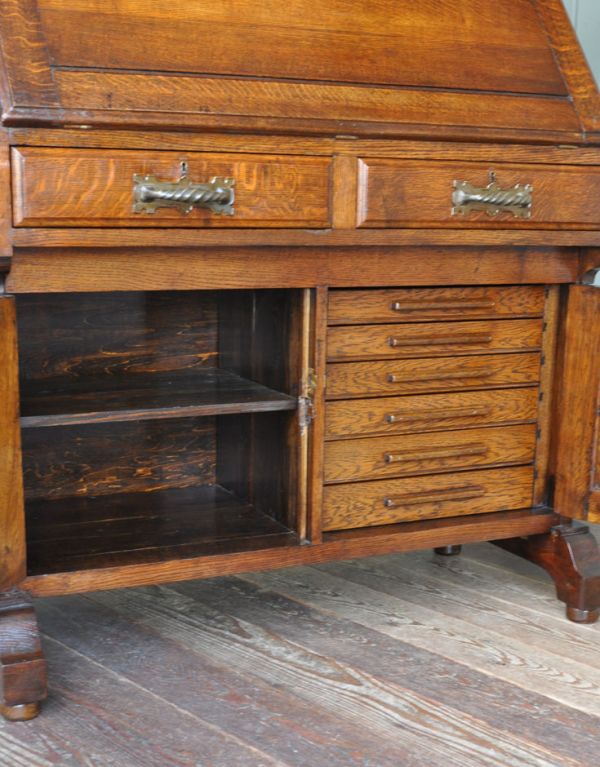 アンティーク家具 英国デザインのガラス扉付きアンティーク家具、ビューローブックケース。扉収納の中は棚と引き出しになっています。(q-459-f)