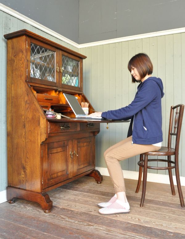 アンティーク家具 英国デザインのガラス扉付きアンティーク家具、ビューローブックケース。飾り棚とパソコンスペース、両方欲しい方にオススメなのが、このブックケースビューロー!整理しやすく、ディスプレイをたっぷり楽しめるのも魅力的です。(q-459-f)