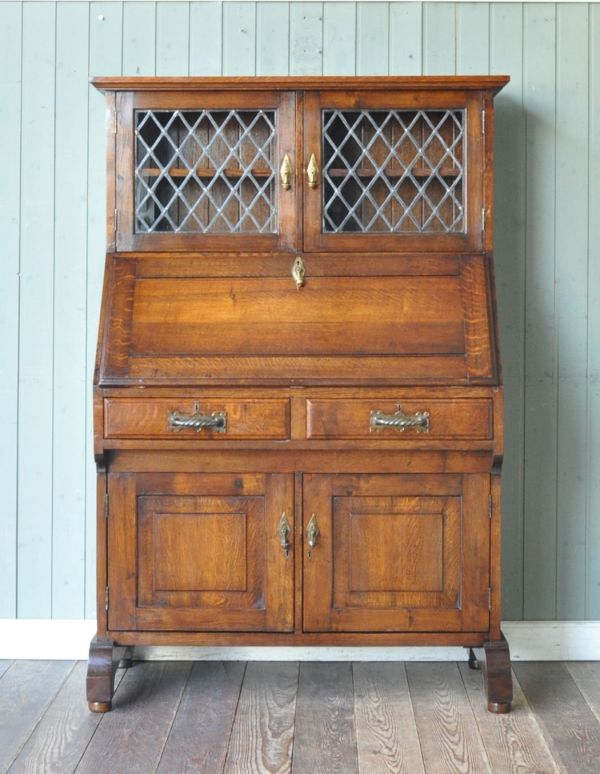 アンティーク家具 英国デザインのガラス扉付きアンティーク家具、ビューローブックケース。外国製のビューローは装飾があちこちにあるので、絵になるアイテム。(q-459-f)